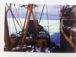 Соляника можно оправдать за то, что задержка была ради экипажей. Экипажи МРХ получали 7% от заработка во время нахождения за границей. 5 дней - это, по тем временам, солидные деньги. Ну, а деньги на китобазе зарабатывали больше, чем на золотом прииске. В 1983-м я возил снабжение "Советской Украине" под Антарктиду, это была у них последняя экспедиция. Забавное было то, что мы увозили снятых с рейса помполита и штатного кгб-шника, которые подрались из-за медсестры. А в 70-х годах килограмм китового мяса стоил в магазинах 50 коп. Гадость редкостная.