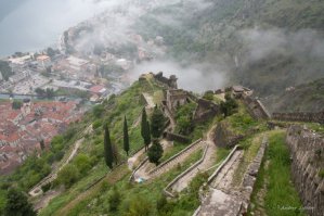 Фото с каменными ступеньками напомнило мне о крепости в Которском заливе (Черногория), чем то напоминает