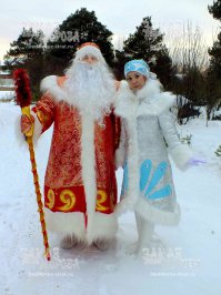 ОТЛИЧИЯ ДЕДА МОРОЗА ОТ ВРАЖЕСКОГО САНТА КЛАУСА

1. Красный цвет. Дед Мороз тоже может быть в красном, но при этом он может носить и другое одеяние – вообще желательно, чтобы оно было белым, синим, может оно быть и желтым, и зеленым. Также одеяние настоящего Деда Мороза не покрывает сплошной цвет – он разбавлен узорами, вышивкой, оторочкой (белого или голубого цвета) и пр. А в одежде Санта Клауса преобладает агрессивный сплошной красный цвет (исключительно этот!), и лишь опушка его жалкой куртёнки порою белая.

Цвет одежды – красный цвет:
Вряд ли это русский Дед!

Дед Мороз не носит колпаки!2. Колпак. Самая типичная отличительная черта! Настоящий Дед Мороз НИКОГДА не может быть в колпаке – на нем боярская шапка. А на Санта Клаусе – этот мерзкий шутовской колпачок с помпончиком, как у гномика-проказника, что сразу придает ему нетипичную для Деда Мороза несерьезность и пародийность.

Как увидишь ты колпак – 
Будь уверен: это – враг!

3. Верхняя одежда. На Санта Клаусе надета короткая куртка (иногда чуть ниже пояса, иногда вообще до пояса), перехваченная поясом. Ниже кацавейки – красные штаны. Запомните, что в таких издевательских шмотках истинному Деду Морозу нашей русской зимы ни за что не вынести. На Деде Морозе должна быть длинная шуба до земли, из-под которой не должно быть видно никаких штанов. Вид штанов, торчащих из-под короткой шубы, уничтожают всякую солидность. Что у Деда Мороза под шубой – это сакрально и выставлению на обозрение не подлежит! 

Если на Деде увидел штаны – 
Знай: этот Дед не из нашей страны!

4. Обувь. На Санта Клаусе всегда одеты сапоги, зачастую укороченного типа, что опять же смехотворно для нашего климата. У Деда Мороза должны быть только валенки!

Коль на Деде сапоги – 
Знай, что ходят в них враги! 

5. Борода. У Санта Клауса борода коротко подстрижена, как у эдакого цивильного старичка, и еще кудрявая, как у барашка с детской открыточки. Всё это абсолютно не характерно для Деда Мороза. Борода Деда Мороза – буйная, длинная, растрепанная вольным ветром, и в большинстве случаев в ней отсутствует всякая слащавая кудрявость. 

Коротка у Деда борода?
Угрожает нации беда!

6. Рост и объем. Из всех предыдущих разглагольствований, в общем-то, понятно, что по росту Санта Клаус неприлично мелок. А Дед Мороз внушителен по росту, как истинный властелин Нового года! Что касается объема, то Санта Клаус достаточно тощ. Ну да шмотки-то у него фиговые, так, ради формальности. А вот на Деде Морозе в соответствии с русский зимой надето множество теплых одежд, и все одежды – настоящие, меховые, толстые. Так что Дед Мороз внушителен и в отношении объема!

Если Дед и тощ и мелок –
Прочь гони такого смело!

Иногда бывает, что в отношении объема Санта Клаус, наоборот, кидается в противоположную крайность и становится толстым и круглым. Но помните, что его толщина всегда выглядит неестественно и карикатурно, в то время как все пропорции Деда Мороза всегда гармоничны, и его толщина никогда не вступает в противоречие с его ростом.

ПРОЧИЕ ЭЛЕМЕНТЫ

7. Очки. Также для Санта Клауса типичен такой признак окультуренности, как очочки. Дед Мороз этим признаком не обладает. Разве может этот всесильный дух Природы – Дед Мороз – иметь такой недостаток, как близорукость?! Близорукость присуща только тем, кто испорчен пагубной цивилизацией, кто приручен и одомашнен до полной дегенерации, как это и произошло с Санта Клаусом.

8. Снегурочка. Тоже отличительный признак. У Санта Клауса никогда не было и не будет внучки, потому что его изуродованный прообраз – св. Николай, – почти как всякий святой, был целомудрен. А у нашего природного Деда внучка есть, это всеми любимая Снегурочка! Так что наших – двое, а Санта Клаус – всего-навсего один! 

9. Посох. Обратите внимание: посох у Санта Клауса – это стандартный посох католического епископа (ибо не зря Санта Клаус происходит от св. Николая, епископа Мирликийского): палка с загнутым верхом. Но Дед Мороз не имеет к св. Николаю никакого отношения, поэтому его посохом должна быть только прямая палка, на ней может быть круглый набалдашник (или, по крайней мере, в виде звезды; закругляться посох не должен ни в коем разе).

10. Олени. Только Санта Клаус передвигается, как учат нас американцы в своих кино и мультиках, на оленях по небу. Способом передвижения Деда Мороза олени никогда не были. Для нашего Деда олень мелковат и слабосилен. Дед Мороз может ехать на русской тройке, не по небу, а вполне себе по земле, вернее по снегу, - он же плоть от плоти этого снега, этой земли, этой природы, зачем ему отрываться от родных корней, из-под полозьев взвивается снежная пыль, морозный ветер бьет в лицо, Дед Мороз катится с удалью и бубенчиками! Мчится лихая тройка по русской Земле - то хозяин Зимы Дедушка Мороз объезжает свои бескрайние владения!

А в общем-то, как уже говорилось, Дед Мороз передвигается мистическим образом, и нечего лезть в сакральные материи.

11. Носки на камине. Это относится только к Санта Клаусу, но не к Деду Морозу. Носки на камине – чисто западный прибамбас: якобы Санта Клаус спускается по дымоходу и кладет подарок в носок. Однако что объяснять – дураку понятно, что никаких каминов на Руси никогда не водилось. Да и не пролезет наш Дед в какой-то узкий камин, зачем ему это? К тому же Дед Мороз никогда бы и не появился у нас таким примитивным и приземленным способом, как у них: "Проникая в дом через трубы и форточки, он раскладывает подарки в чулочки, чаще всего развешанные на камине, и позвякивает колокольчиками, как бы возвещая о приходе Нового Года." 

Дед Мороз возникает в наших домах неким мистическим образом, истинно как дух, никто толком и не знает, как он появляется, - знаем только, что он БЫЛ... А пытаться на западный манер объяснить эту священную тайну рациональным образом – кощунство.

И еще. Наш Дед Мороз – настоящая щедрая русская душа, он не так убог и зажимист, чтобы ограничить свой подарок размером идиотского и чаще всего полосатого носка! 

12. Прочая сопутствующая атрибутика – всякие веночки, колокольчики и пр., в том числе песенки "Джингл беллз" и другие. Это всё – чисто рождественская атрибутика и связана только с Санта Клаусом, и относить весь этот западный ширпотреб и мусор к образу Деда Мороза не следует.