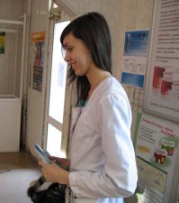 Этой девке надо прописать жрать капусту, много капусты