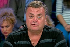 Шепелев - гражданин Белоруссии. По российским законам ему не светит от наследства Фриске ничего. Он не был с ней связан законными отношениями. Поэтому он и сына сделал "разменной" монетой в этой ситуации. Теперь Платону отойдет 1/3 наследства, но пока его опекун - Шепелев, то он будет пользоваться и распоряжаться этой частью. Шепелев - эстрадная проститутка. Вот и всего лишь. 

Отдельно про папашу хочу сказать - так массово вылезать в телевизор и манерно рыдать может только конченый шизофреник. ДА! У тебя горе в семье, но мусор надо выносить вне общества. Зачем он это все делает? Непонятно... Дочь уже не вернуть, надо мириться с этим и искать пути общения с внуком. Не вылил бы он этот ушат говна на Шепелева-проститутку, то может и договориться смогли. Хотя ХЗ, что у них до гибели жанны творилось. Бог судья. Хотя видно, что папашу больше деньги интересуют. Как ему теперь на пенсию жить? Бедняга.