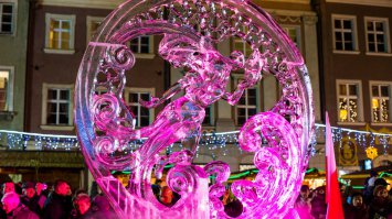 А еще, с 2010 проводится ежегодный фестиваль резьбы по льду. Только вот в этом году может несостоятся - температура на плюсе