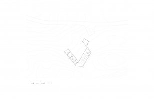 Вот план дома и посмотрите на 5ю фотографию сверху. К слову, на вашей фото, за кроватью у левой стены, проход в другое крыло, которое с этого ракурса вы не видите.