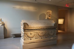 Изоьретение не новое. В музеях полно древних аналогов этих штук. Причем раньше было гораздо лучше в плане дизайна. Такие саркофаги уграшались рисунками и барельефами. А когда археологи будущего откопают такие железные ящики с мумиями внутри, они решат, что людям 21 века была чужда эстетика.