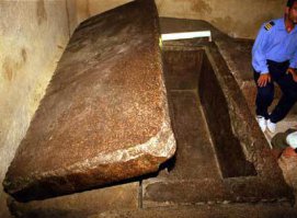 Изоьретение не новое. В музеях полно древних аналогов этих штук. Причем раньше было гораздо лучше в плане дизайна. Такие саркофаги уграшались рисунками и барельефами. А когда археологи будущего откопают такие железные ящики с мумиями внутри, они решат, что людям 21 века была чужда эстетика.