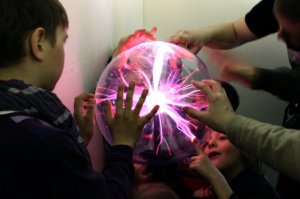 Красивый новогодний подарок,- плазменный шар... Сам также приобрёл.