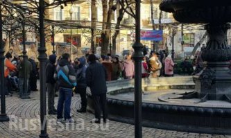 Около 150 человек блокируют работу "дочки" Сбербанка в Киеве