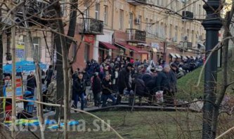 Около 150 человек блокируют работу "дочки" Сбербанка в Киеве