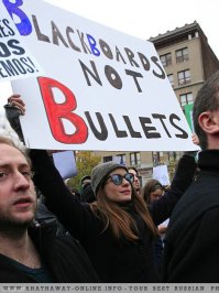 ... черт его знает какая она актриса, но нравятся люди которые хоть как то выделятся из покорной массы и хоть как то протестуют :)
... вот Энн Хэтэуэй то же нравится - не зазорно было миллионерше выйти на митинг с обычными людьми