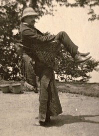 а ха ха! И эти люди в корзинке еще что то говорят о мире и демократии, на этом фото вся сущность этих эвропЭйцев едрить их туды....