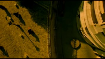 Сегодня 28 сентября 1997 года, 11 часов утра. В парке аттракционов, рядом с Карпатским горным хребтом, машина, производящая тянучку, производит тянучку. В тот же миг Феликс Лербье, сидя в сквере, обнаруживает, что число нервных соединений в человеческом мозгу превышает число атомов во вселенной. В это время у подножья собора Сакре-Кёр монахини отрабатывают удар по мячу. Температура 24 градуса Цельсия, влажность 70 %, и атмосферное давление 999 гектопаскалей.

:)