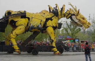 "Long-Ma, le cheval dragon charme Pékin" (напиши в ютубе).  старая уже штуковина. Ссылка почему-то не хочет отправляться.