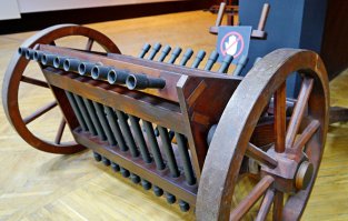 ну это не совсем пулемет... а подвид предварительно снаряженных систем залпового огня.
т.е. ничем принципиально не отличающихся например вот от такого