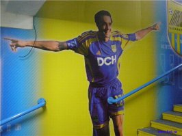 Да, и не только девушки спускались в метро -с помощью поручня , этого футболиста...