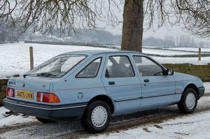 Это "Сиерра" уже после рестайлинга в 1990. до этого она выглядела так (седана, кстати, еще не было)