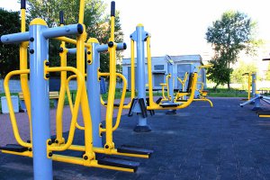 Прикольная качалка. У меня бабушка жила в Запорожье у стадиона Стрела. Там тоже были подобные тренажеры. в конце 90х штанги все растащили, спилив ограничители, остальное просто сломали. А в Питере подобных площадок вообще не встречал, только с тренажерами для бабок