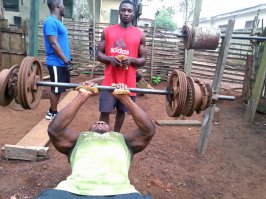 Он смотрит на фотографа как на источник белков и углеводов.