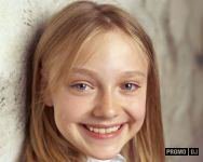 Дакота Фаннинг("Я- Сэм", "Гнев", "Война миров")
И ниже её сестра Эль Фаннинг ("Малефисента", "Загадочная история Бенджамина Баттона", "Мы купили зоопарк")