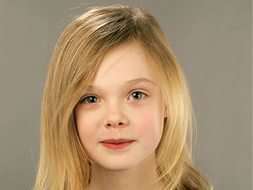 Дакота Фаннинг("Я- Сэм", "Гнев", "Война миров")
И ниже её сестра Эль Фаннинг ("Малефисента", "Загадочная история Бенджамина Баттона", "Мы купили зоопарк")