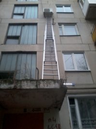 Когда у кондёрщиков нет высокой лестницы