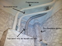 Это давняя традиция так трубы прокладывать, вот у меня например как выглядит.
Про канализацию, отмеченная красной стрелкой идёт к соседям наверх, пересекая ещё и коридор, там антресоль, не сфоткать.
Помеченная чёрным, идёт тоже наверх, в сторону корридора.
Та что отмечена синим, вообще хер его знает куда уходит. В туалете она изгибается куда-то наверх и теряется в пространстве-времени.
Про водопровод, ну то, что из этих труб нет ни одного отвода мне в квартиру думаю и так понятно, они просто есть.
Они ведут на следующий этаж и там всё в норме, они проходят в коридоре. Особенности планировки.