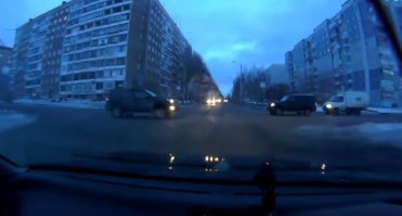 Крузак тормознул и далее поехал, а рег сразу дал по тормозам как только стоп у крузака погас.
В этом моменте тормоз ушел в пол - рег сделал всё что смог