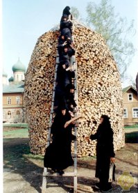 Эта кучка дровишек для вечернего мангала произведение искусства? ПФФФФФ не смешите... ... Вы небыли в женском Пюхтицком монастыре в Эстонии ;)