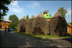 Эта кучка дровишек для вечернего мангала произведение искусства? ПФФФФФ не смешите... ... Вы небыли в женском Пюхтицком монастыре в Эстонии ;)