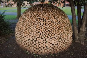 Эта кучка дровишек для вечернего мангала произведение искусства? ПФФФФФ не смешите... ... Вы небыли в женском Пюхтицком монастыре в Эстонии ;)