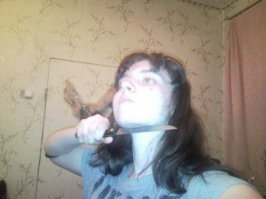 Я бы позади неё петарду взорвал