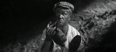 А если у вас есть ненужная гиря - напилите её кружочками, получатся неплохие подставки под кастрюли и сковородки....