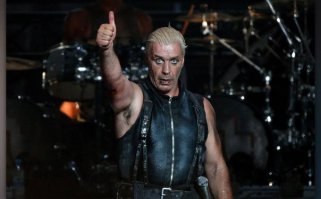 Песня очень драматичная, Светлана Николаевна гениальная актриса. Думаю Тилль одобрит если увидит это видео.