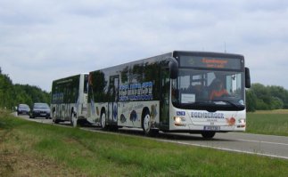 Вообще-то цель с тарифами другая - загрузить транспорт в межпиковые часы. В часы "пик" есть иные решения - автобусы особо большой вместимости. Однако их приходится останавливать на время спада пассажиропотока - эксплуатация 18-24 метровых автобусов с пустым салоном экономически не оправдана. Но длительный дневной разрыв смены это неудобно: мало кому понравится график работы, например, 5:00-9:00, "обед" и затем 16:00-20:00... Как вариант можно пересаживать водителя с особо большой машины на автобус среднего или малого класса. Но для этого технику придется вернуть в парк (на какое-то время "оголить" маршрут) или оборудовать стоянки на конечных. Везде есть минусы.
В Германии и Швейцарии было (а кое-где еще используется) более интересное транспортное решение: автобус с отделяемым прицепом. Правда, оно массово так и не прижилось: во всяком случае, производитель такой техники - Göppel Bus GmbH - обанкротился полтора года назад.
Но здесь интересна экономика. Прицеп стоит примерно 1/3 от автобуса, он может работать с 10 и 12 метровыми автобусами, при этом их вместимость в часы пик удваивается (картинка-диаграмма). Прицеп можно отцепить за 10 минут и оставить на конечной до следующего пикового периода, а одиночный автобус, во всяком случае, расходует меньше топлива и нет колдовства с разрывом смены водителя. Прицеп возвращается в парк на ночь, где можно сделать его мойку/уборку, поменять перегоревшую лампочку. Техобслуживание тележки с колесами минимально: колодки поменять или в подшипники ступиц смазки добавить - в ночной разрыв смены без проблем...