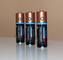 Duracell сейчас выпускает и такие (Duracell PowerCheck), но они стоят где-то на треть подороже обычных.