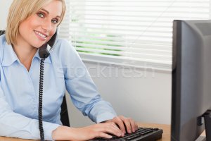 ... очень удобно разговаривать когда руки заняты :) Документами заняты!!!!!, а не то о чем вы сейчас подумали... 
Девайс конечно не нов :)