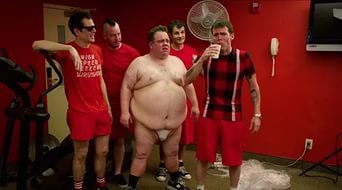 Вот это жесть..худышь пьет пот толстяка..жесть