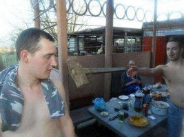 Отличное выражение лица, у парня запустившего молоток :)