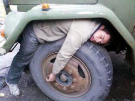 Ехал Вася на машине  весь размазанный по шине....