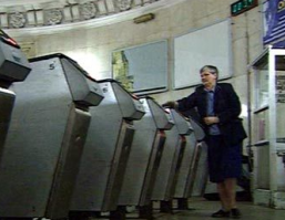 Доверительный турникет... Это бабуля со свистком и хваткой, что любой турникет позавидует