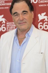По большей части режиссер, но все равно добавлю. Оливер Стоун. В 1967 году был призван в армию и отправился во Вьетнам. Во Вьетнаме Стоун воевал более года — с сентября 1967 по ноябрь 1968, участвовал в крупном сражении за базу огневой поддержки «Бёрт» и был дважды ранен. Награжден несколькими боевыми наградами (в том числе «Бронзовой звездой» и «Пурпурным сердцем».