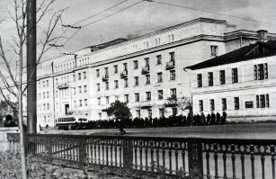 Ну вот откуда вам знать про "на народ ориентированную" советскую логистику? Да наплевать всем "логистам" и водителям тогда было на народ! Я в 70-е ездил после школы в спорт. секцию - туда еще более-менее, а обратно - метро битком (час пик), в автобус от метро очередь (!), когда автобус подходил, сразу образовывалась давка из желающих побыстрее попасть в него, а затем водила выходил и утрамбовывал (или скидывал) висящих на подножках тех, кому места на этот автобус не хватило. Добавить еще интервалы в 15-20 минут и такую тему, что за битком забитым автобусом вполне мог ехать того же маршрута, но уже как вы понимаете, полупустой! Не один раз так делал: еду на задней площадке, вижу догоняющий автобус того же маршрута, выходил на остановке и пересаживался в пустой. Который еще и обгонял полный из-за того, что времени на остановках на посадку/высадку меньше тратил!
 Затем в конце 70-х в некоторых учреждениях ввели начало рабочего для в 10 часов, чуть-чуть полегче стало...
 На фото - примеры очередей, в жизни всё было намного хуже...