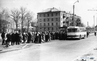 Ну вот откуда вам знать про "на народ ориентированную" советскую логистику? Да наплевать всем "логистам" и водителям тогда было на народ! Я в 70-е ездил после школы в спорт. секцию - туда еще более-менее, а обратно - метро битком (час пик), в автобус от метро очередь (!), когда автобус подходил, сразу образовывалась давка из желающих побыстрее попасть в него, а затем водила выходил и утрамбовывал (или скидывал) висящих на подножках тех, кому места на этот автобус не хватило. Добавить еще интервалы в 15-20 минут и такую тему, что за битком забитым автобусом вполне мог ехать того же маршрута, но уже как вы понимаете, полупустой! Не один раз так делал: еду на задней площадке, вижу догоняющий автобус того же маршрута, выходил на остановке и пересаживался в пустой. Который еще и обгонял полный из-за того, что времени на остановках на посадку/высадку меньше тратил!
 Затем в конце 70-х в некоторых учреждениях ввели начало рабочего для в 10 часов, чуть-чуть полегче стало...
 На фото - примеры очередей, в жизни всё было намного хуже...