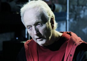 А причем тут Пила? Он не скрывался под маской... Его играл актёр Тобин Белл