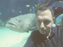 Последняя фотка напомнила мой поход в крупнейший океанариум в Европе Москвариум, что на ВДНХ, я там тоже селфи с рыбой сделал.
