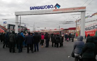 Охрана не пускает торговцев на рабочие места, ссылаясь на истечение срока аренды.
Охрана крупнейшего рынка Харькова "Барабашово" не пускает на рабочие места сотни торговцев, которые устроили акцию протеста на входе на рынок, сообщает Укрифнорм со ссылкой на полицию.
"Вызов правоохранителям поступил около 8 утра. Предприниматели пришли на работу, но им сообщили о том, что у них якобы закончились договоры аренды, и их торговые места опечатывают. Сейчас между администрацией рынка и предпринимателями продолжается разговор", - отметили в полиции.
На месте конфликта находятся два экипажа патрульной полиции.
Харьковский городской голова Геннадий Кернес о ситуации на рынке сообщил во время сессии горсовета. "Есть информация, что охранники не пускают предпринимателей на рабочие места. Я прошу руководство концерна "АВЭК" разобраться в ситуации и доложить обстановку. Конфликтов быть не должно", - заявил Кернес.
Отметим, харьковский рынок "Барабашово" является крупнейшим в Украине: он занимает 65 га и ежедневно обслуживает до 300 тысяч покупателей. С начала года на рынке произошел ряд акций протеста с участием торговцев, которые жалуются на необоснованные поборы, называя среди них двойное подорожание платы за место.