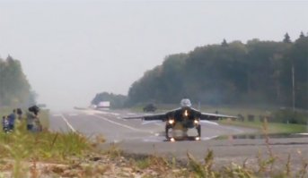 "трасса ровная" и широкая по умному "аэродромный участок дороги" называется. На многих трассах такие строились.