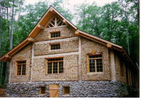 Хочу показать вариант традиционой американско-канадской кладки.
В данных домах проживали не одно поколение переселенцев и даже сейчас строят. 
Я сам в таком доме жил некоторое время в Канаде,очень тёплый дом. Друзья построили ещё в 1992 году и до сих пор этот дом стоит на берегу озера без следов старения.
У такого дома минусов конечно высокая пожароопасность и возможность заражения насекомыми и гниение,но такие проблемы уже остались в прошлом,после пропитки растворами дерево не горит и не гниёт.
Из плюсов очень подкупает цена,в принципе это поленица которую может сложить даже самый из косоруких рукожопов. Раствор делается по особым технологиям и дешёв. Утепление делается сэндвичной кладкой,где изоляционный слой из пропитаных опилок лежит между слоями раствора. Толщина стен может варьировать при помощи длины самих полен. И можно поченить кладку самому в течении пары часов. Самое сложное в доме это фундамент и кровля. Но при надсмотре и помощи одного толкового строителя можно справится за полгода. Минимальная помощь крана потребуется при установке каркаса(если он есть) и кровли.