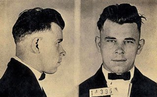 Джон Диллинджер 3 марта 1934 года сбежал из тюрьмы Кроун Пойнт. Сделал муляж пистолета из дерева и выкрасил его гуталином в черный цвет. С помощью него он заставил охранника открыть камеру, в которой и запер всю охрану тюрьмы.