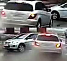 Если бы всё время горел и одинаково, но нет же - цвет менялся и видимо в связи с освещением и углом съёмки.
Вот фото где очевидно когда сигнальные лампы горят и которые: