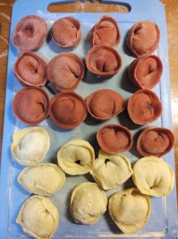 Прошлой зимой как-то жутко захотелось пельменей - целый месяц почти только ими и питались. Однажды ради интереса в муку добавили свекольный сок (белые мятые, т.к. из морозилки - для сравнения доставали)...